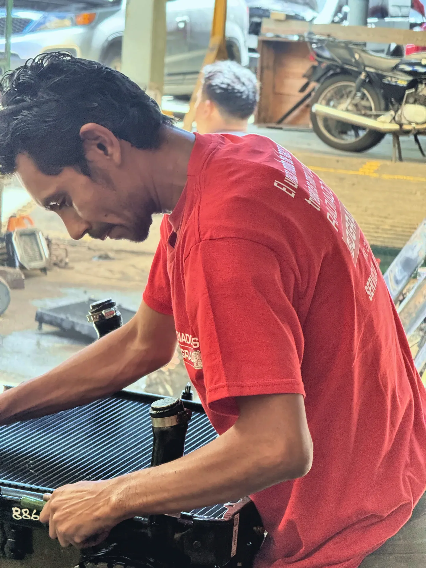 Equipo técnico trabajando sobre un radiador en el taller Bograd